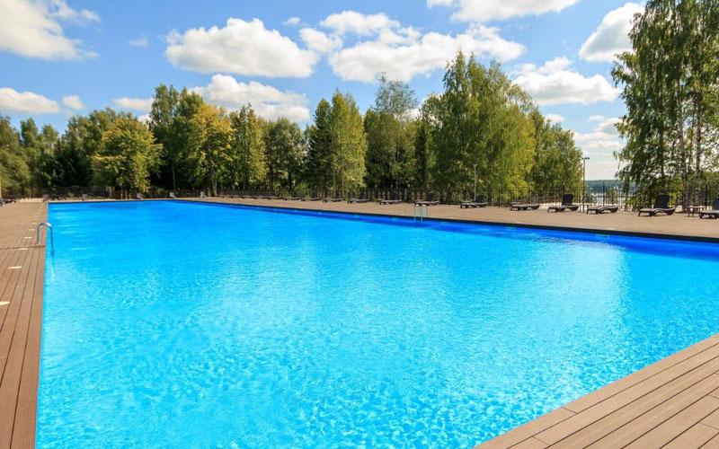 Летний бассейн с лягушатником для самых маленьких и зоной отдыха в отеле «Дюны»
