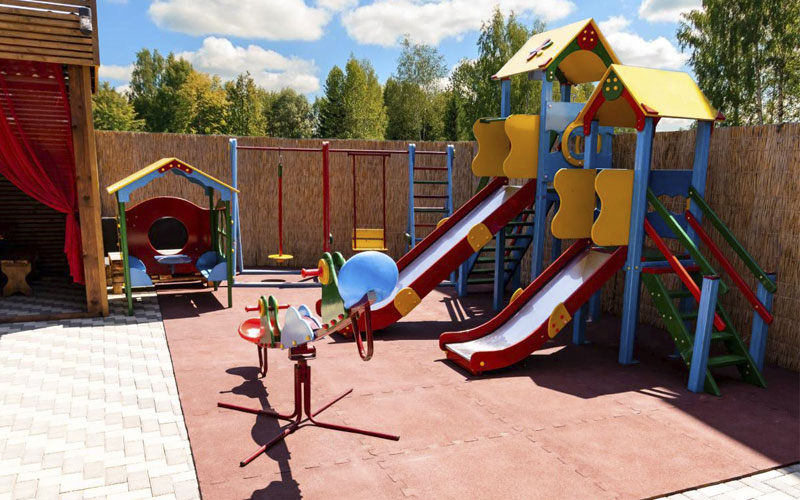 Детская игровая площадка с горкой, маленькой каруселью в отеле «Дюны»