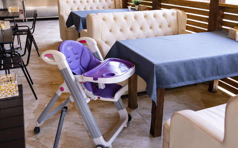 Родители с совсем маленькими детишками в базе отдыха «Империя» могут в столовой воспользоваться стульчиками для кормления